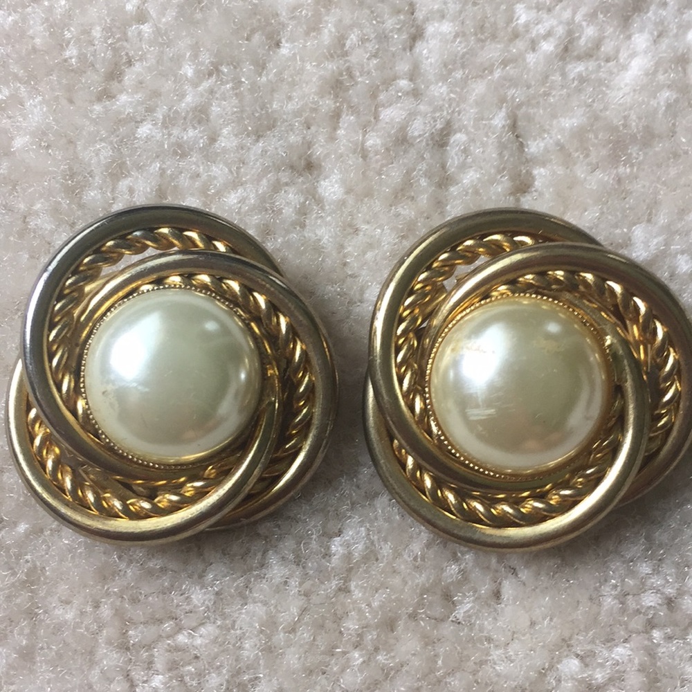 Vintage Goldtone and pearl earrings